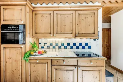 Cuisine ou kitchenette dans l'établissement Résidence Les Alpages - 3 Pièces pour 6 Personnes MAE-2263