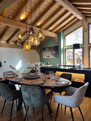 Coin salon dans l'établissement Les Hirondelles de Bellevue - spacieux logement avec cheminée