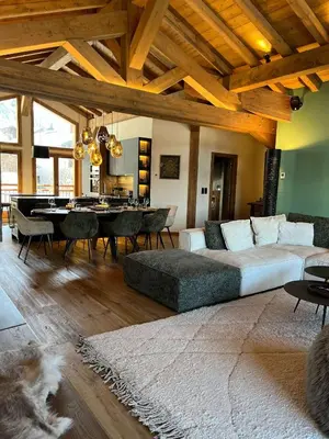 Coin salon dans l'établissement Les Hirondelles de Bellevue - spacieux logement avec cheminée