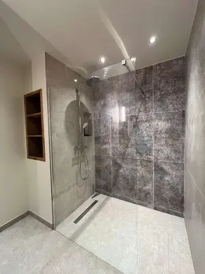 Salle de bains dans l'établissement Les Hirondelles de Bellevue - spacieux logement avec cheminée