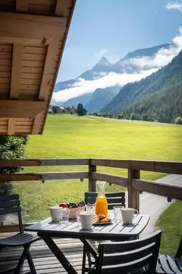 Vue générale sur la montagne ou vue sur la montagne depuis le chalet