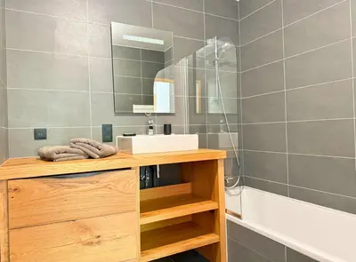Salle de bains dans l'établissement Pierra néva, Terrasse et confort 4 étoiles
