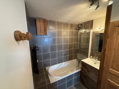Salle de bains dans l'établissement Appartement Ski aux pieds 3 ch balcon vue pistes et place parking