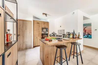 Cuisine ou kitchenette dans l'établissement Résidence Les Terrasses De La Vanoise - 3 Pièces pour 6 Personnes MAE-0113