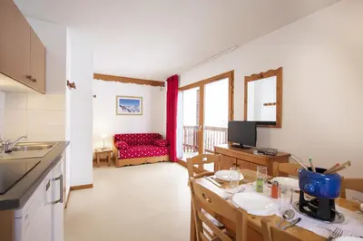 Cuisine ou kitchenette dans l'établissement Balcons C 023 - PARC NAT VANOISE appart 6 pers