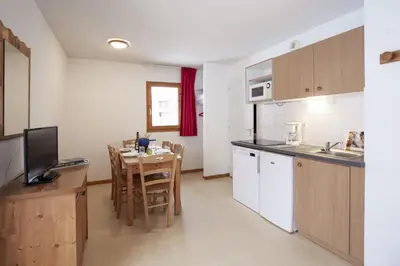 Cuisine ou kitchenette dans l'établissement Balcons C 023 - PARC NAT VANOISE appart 6 pers