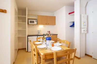 Cuisine ou kitchenette dans l'établissement Balcons C 031 - PARC NAT VANOISE appart 4 pers