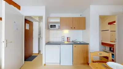 Cuisine ou kitchenette dans l'établissement Balcons B 007 - PARC NAT VANOISE appart 6 pers
