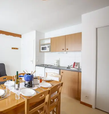 Cuisine ou kitchenette dans l'établissement Balcons B 037 - PARC NAT VANOISE appart 6 pers