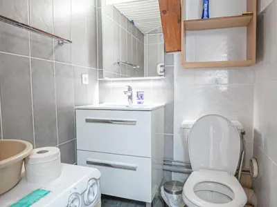 Salle de bains dans l'établissement Confort 3 Pièces avec Mezzanine, 6 Pers., Balcon, Parking, Wi-Fi - FR-1-840-2