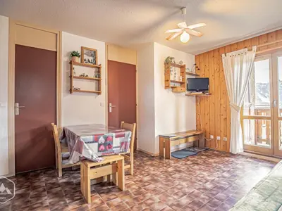 Télévision ou salle de divertissement dans l'établissement Appartement au pied des pistes avec garage, vue montagne - FR-1-840-7