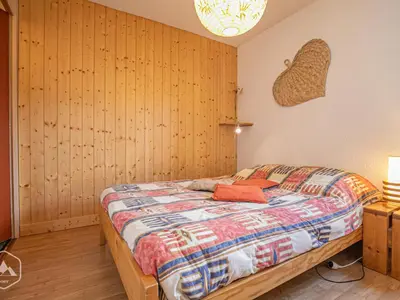 Un ou plusieurs lits dans un hébergement de l'établissement Appartement au pied des pistes avec garage, vue montagne - FR-1-840-7