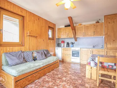 Cuisine ou kitchenette dans l'établissement Appartement au pied des pistes avec garage, vue montagne - FR-1-840-7