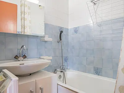 Salle de bains dans l'établissement Appartement au pied des pistes avec garage, vue montagne - FR-1-840-7