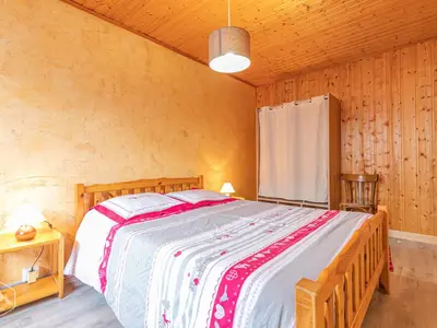 Un ou plusieurs lits dans un hébergement de l'établissement Appartement spacieux, centre village, animaux acceptés - FR-1-840-3