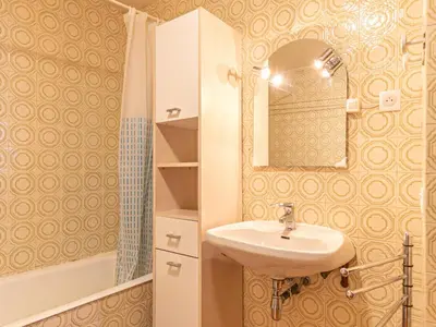 Salle de bains dans l'établissement Appartement spacieux, centre village, animaux acceptés - FR-1-840-3