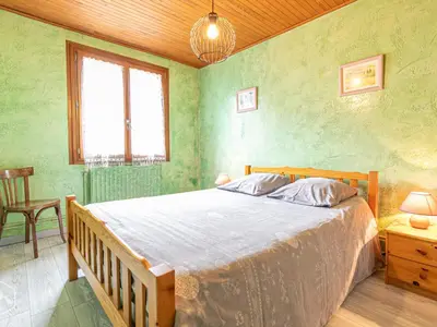 Un ou plusieurs lits dans un hébergement de l'établissement Appartement spacieux, centre village, animaux acceptés - FR-1-840-3