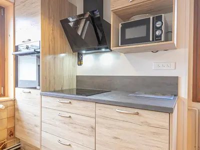 Cuisine ou kitchenette dans l'établissement Appartement spacieux, centre village, animaux acceptés - FR-1-840-3