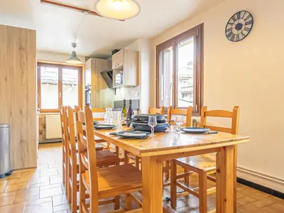 Cuisine ou kitchenette dans l'établissement Appartement spacieux, centre village, animaux acceptés - FR-1-840-3