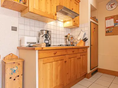 Cuisine ou kitchenette dans l'établissement Appartement au calme avec terrasse, près des pistes, animaux acceptés - FR-1-840-6