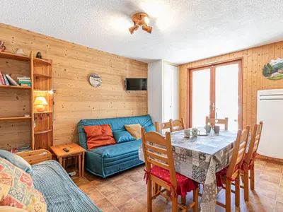 Coin salon dans l'établissement Appartement avec terrasse ensoleillée, animaux admis, parking inclus - FR-1-840-4