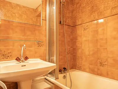 Salle de bains dans l'établissement Appartement avec terrasse ensoleillée, animaux admis, parking inclus - FR-1-840-4