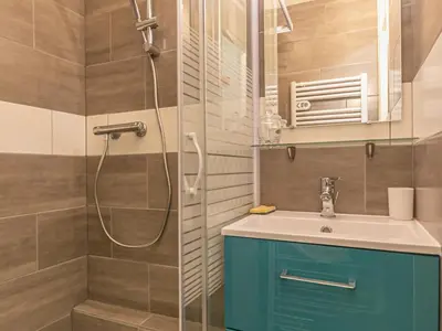 Salle de bains dans l'établissement Studio 21m² avec balcon à Aussois, proche remontées mécaniques - FR-1-840-15