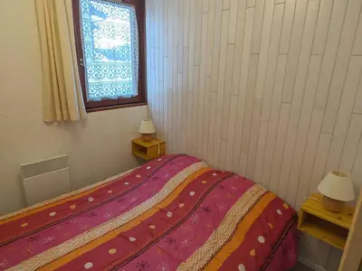 Un ou plusieurs lits dans un hébergement de l'établissement Appartement avec balcon, animaux admis, parking inclus - FR-1-840-12