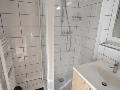 Salle de bains dans l'établissement Appartement avec balcon, animaux admis, parking inclus - FR-1-840-12