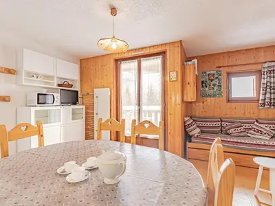 Cuisine ou kitchenette dans l'établissement Appartement 2 pièces avec balcon et WIFI, 6 personnes - FR-1-840-20