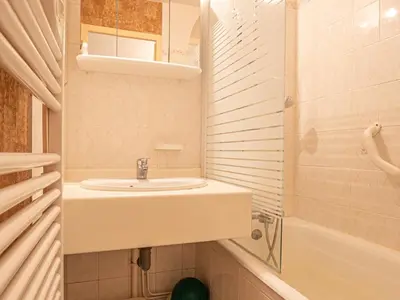 Salle de bains dans l'établissement Appartement 2 pièces avec balcon et WIFI, 6 personnes - FR-1-840-20