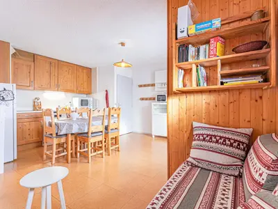 Cuisine ou kitchenette dans l'établissement Appartement 2 pièces avec balcon et WIFI, 6 personnes - FR-1-840-20
