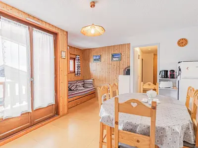 Cuisine ou kitchenette dans l'établissement Appartement 2 pièces avec balcon et WIFI, 6 personnes - FR-1-840-20