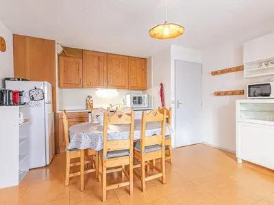 Cuisine ou kitchenette dans l'établissement Appartement 2 pièces avec balcon et WIFI, 6 personnes - FR-1-840-20