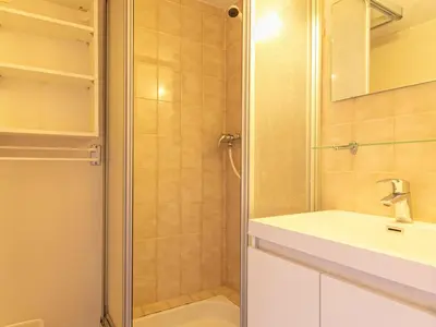 Salle de bains dans l'établissement Studio avec balcon et Wifi à Aussois - FR-1-840-18