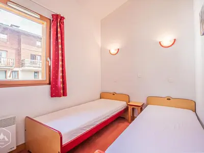 Un ou plusieurs lits dans un hébergement de l'établissement Confortable duplex 2 pièces au pied des pistes avec parking - FR-1-840-17