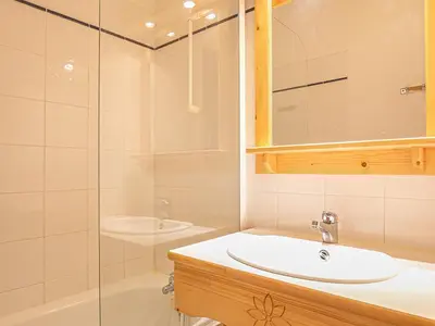 Salle de bains dans l'établissement Confortable duplex 2 pièces au pied des pistes avec parking - FR-1-840-17