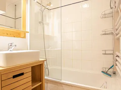 Salle de bains dans l'établissement Appartement duplex 6 pers, terrasse, connectivité, parking - FR-1-840-22