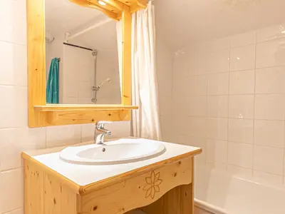 Salle de bains dans l'établissement Charmant Duplex à Aussois - 6 pers, Balcon, Parking - FR-1-840-21