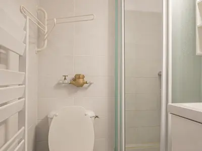 Salle de bains dans l'établissement Studio cocooning 3 pers, vue montagnes à Aussois - FR-1-840-33
