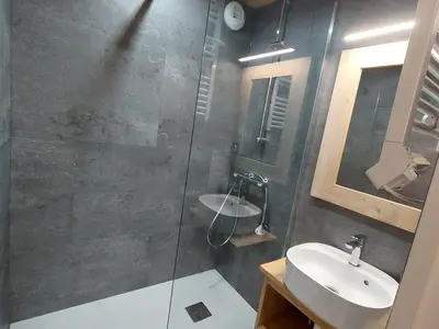 Salle de bains dans l'établissement Charmant appartement savoyard pour 5 pers. avec parking - FR-1-840-25