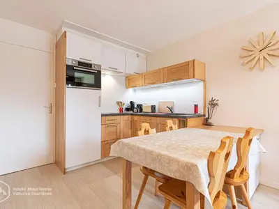 Cuisine ou kitchenette dans l'établissement Charmant appartement savoyard pour 5 pers. avec parking - FR-1-840-25
