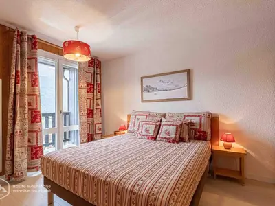 Un ou plusieurs lits dans un hébergement de l'établissement Charmant appartement savoyard pour 5 pers. avec parking - FR-1-840-25