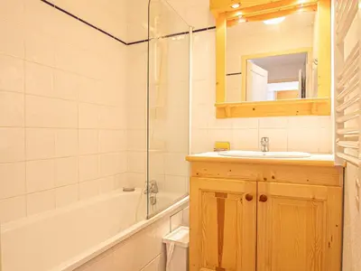 Salle de bains dans l'établissement Appartement cosy au pied des pistes avec animaux admis - FR-1-840-27