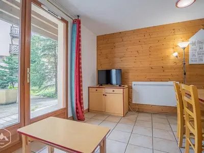 Télévision ou salle de divertissement dans l'établissement Appartement cosy au pied des pistes avec animaux admis - FR-1-840-27