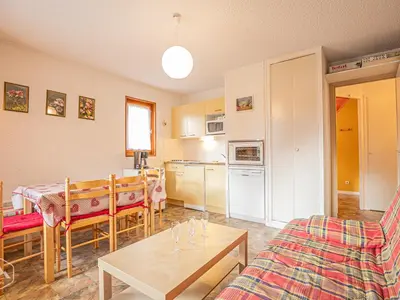 Cuisine ou kitchenette dans l'établissement Aussois : Appartement cosy pour 4 avec WiFi, proche pistes et loisirs - FR-1-840-41