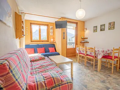 Coin salon dans l'établissement Aussois : Appartement cosy pour 4 avec WiFi, proche pistes et loisirs - FR-1-840-41