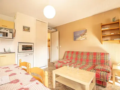 Cuisine ou kitchenette dans l'établissement Aussois : Appartement cosy pour 4 avec WiFi, proche pistes et loisirs - FR-1-840-41