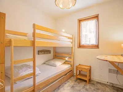 Un ou plusieurs lits dans un hébergement de l'établissement Aussois : Appartement cosy pour 4 avec WiFi, proche pistes et loisirs - FR-1-840-41