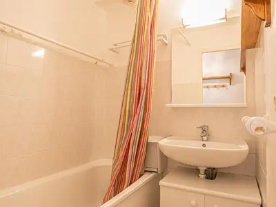 Salle de bains dans l'établissement Aussois : Appartement cosy pour 4 avec WiFi, proche pistes et loisirs - FR-1-840-41